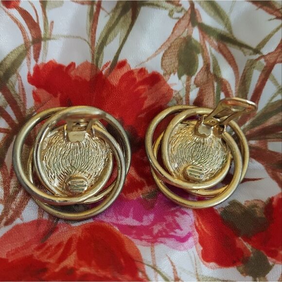 VINTAGE Faux Pearl Clip On Earrings Unmarked Designer Earrings - Picture 6 of 6